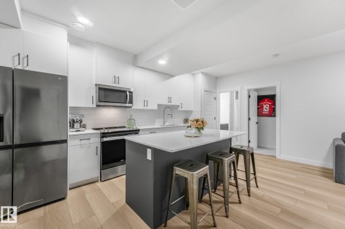 318 Jensen Lakes Boulevard, St. Albert, AB - Indoor Photo Showing Kitchen With Upgraded Kitchen