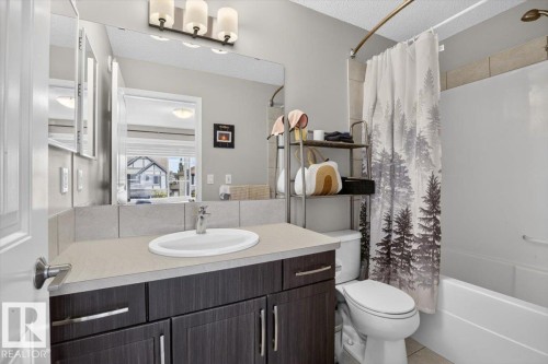3124 Paisley Road Sw, Edmonton, AB - Indoor Photo Showing Bathroom