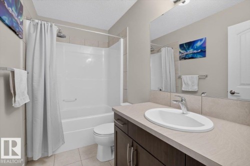 3124 Paisley Road Sw, Edmonton, AB - Indoor Photo Showing Bathroom