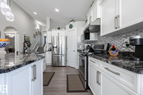 8919 176 Avenue Nw, Edmonton, AB - Indoor Photo Showing Kitchen With Upgraded Kitchen