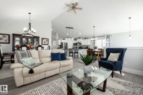 8919 176 Avenue Nw, Edmonton, AB - Indoor Photo Showing Living Room
