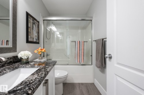 8919 176 Avenue Nw, Edmonton, AB - Indoor Photo Showing Bathroom