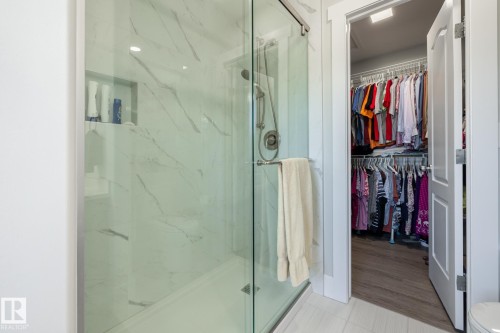 8919 176 Avenue Nw, Edmonton, AB - Indoor Photo Showing Bathroom