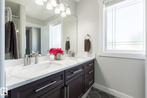 8919 176 Avenue Nw, Edmonton, AB - Indoor Photo Showing Bathroom