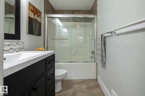 8919 176 Avenue Nw, Edmonton, AB - Indoor Photo Showing Bathroom
