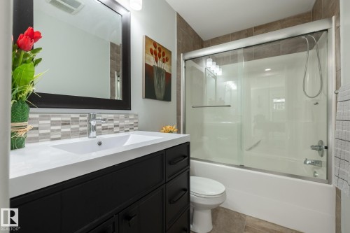 8919 176 Avenue Nw, Edmonton, AB - Indoor Photo Showing Bathroom