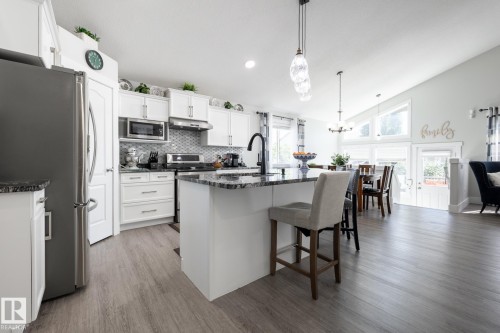 8919 176 Avenue Nw, Edmonton, AB - Indoor Photo Showing Kitchen With Upgraded Kitchen
