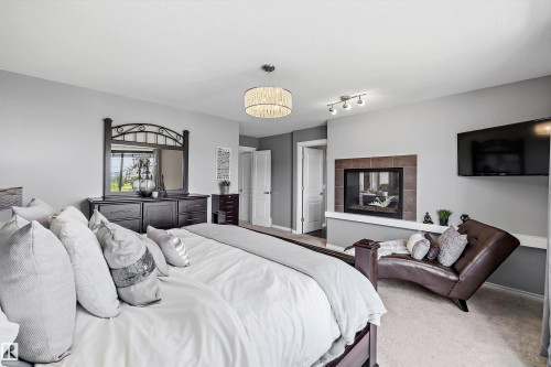 3332 Cutler Crescent Sw, Edmonton, AB - Indoor Photo Showing Bedroom