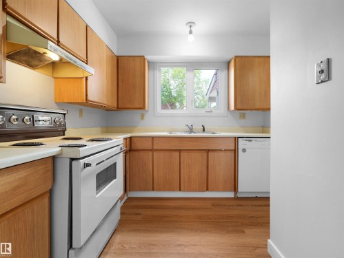 #50 1904 48 St Nw, Edmonton, AB - Indoor Photo Showing Kitchen