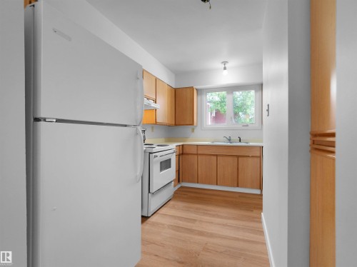 #50 1904 48 St Nw, Edmonton, AB - Indoor Photo Showing Kitchen