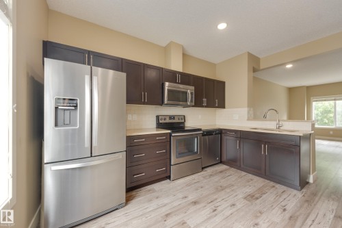 #39 804 Welsh Dr Sw, Edmonton, AB - Indoor Photo Showing Kitchen