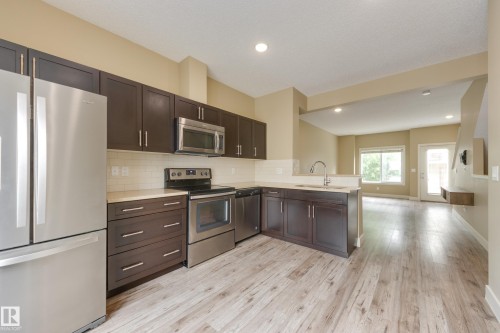 #39 804 Welsh Dr Sw, Edmonton, AB - Indoor Photo Showing Kitchen