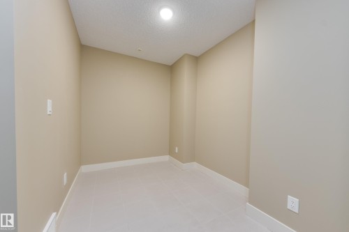 #39 804 Welsh Dr Sw, Edmonton, AB - Indoor Photo Showing Other Room