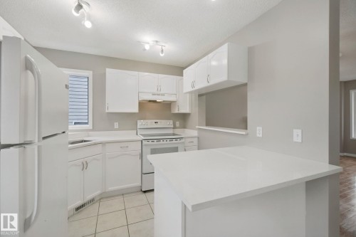3104 32 Avenue Nw, Edmonton, AB - Indoor Photo Showing Kitchen
