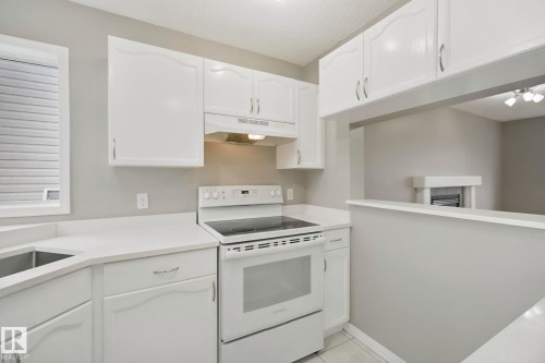 3104 32 Avenue Nw, Edmonton, AB - Indoor Photo Showing Kitchen