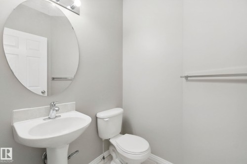 3104 32 Avenue Nw, Edmonton, AB - Indoor Photo Showing Bathroom