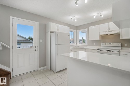3104 32 Avenue Nw, Edmonton, AB - Indoor Photo Showing Kitchen