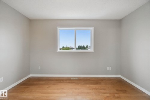 3104 32 Avenue Nw, Edmonton, AB - Indoor Photo Showing Other Room