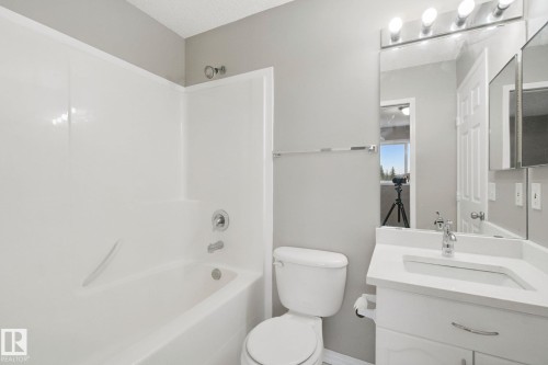 3104 32 Avenue Nw, Edmonton, AB - Indoor Photo Showing Bathroom