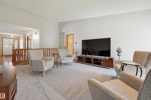 619 Revell Wynd Nw, Edmonton, AB - Indoor Photo Showing Living Room