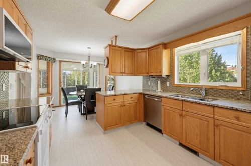 619 Revell Wynd Nw, Edmonton, AB - Indoor Photo Showing Kitchen With Double Sink