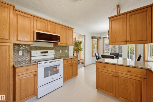 619 Revell Wynd Nw, Edmonton, AB - Indoor Photo Showing Kitchen