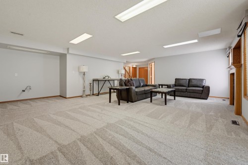 619 Revell Wynd Nw, Edmonton, AB - Indoor Photo Showing Other Room