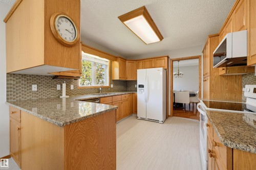619 Revell Wynd Nw, Edmonton, AB - Indoor Photo Showing Kitchen