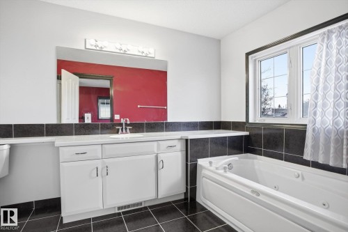 11413 118 Street Nw, Edmonton, AB - Indoor Photo Showing Bathroom