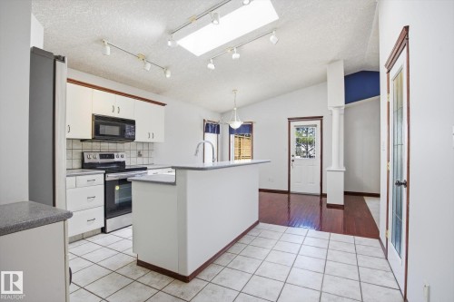 11413 118 Street Nw, Edmonton, AB - Indoor Photo Showing Kitchen