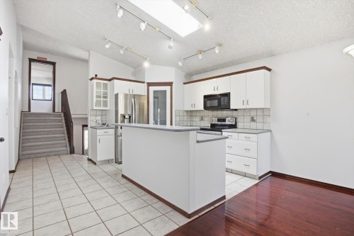 11413 118 Street Nw, Edmonton, AB - Indoor Photo Showing Kitchen