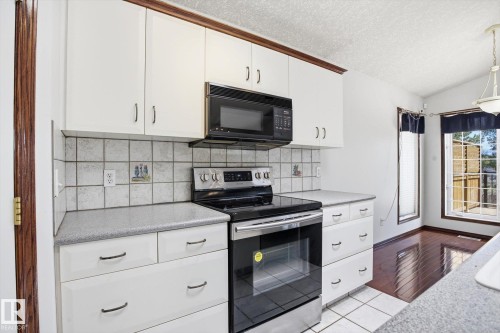 11413 118 Street Nw, Edmonton, AB - Indoor Photo Showing Kitchen