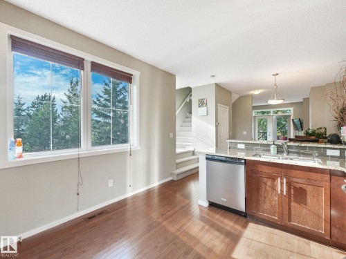 #55 603 Watt Bv Sw, Edmonton, AB - Indoor Photo Showing Kitchen