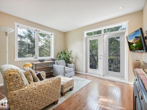 #55 603 Watt Bv Sw, Edmonton, AB - Indoor Photo Showing Living Room