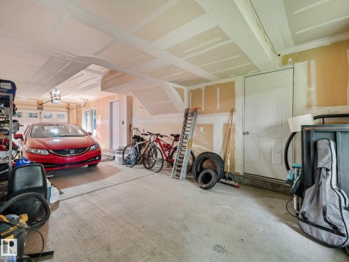 #55 603 Watt Bv Sw, Edmonton, AB - Indoor Photo Showing Garage