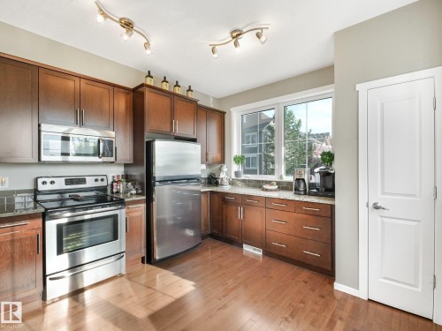 #55 603 Watt Bv Sw, Edmonton, AB - Indoor Photo Showing Kitchen