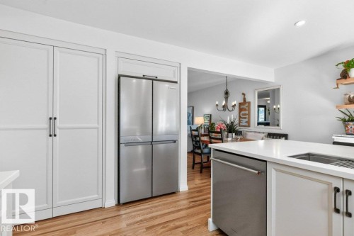 9047 52 Street Nw, Edmonton, AB - Indoor Photo Showing Kitchen