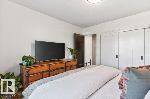 9047 52 Street Nw, Edmonton, AB - Indoor Photo Showing Bedroom
