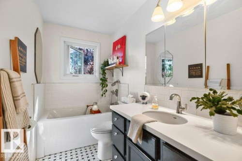 9047 52 Street Nw, Edmonton, AB - Indoor Photo Showing Bathroom