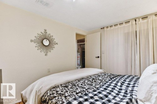 9047 52 Street Nw, Edmonton, AB - Indoor Photo Showing Bedroom