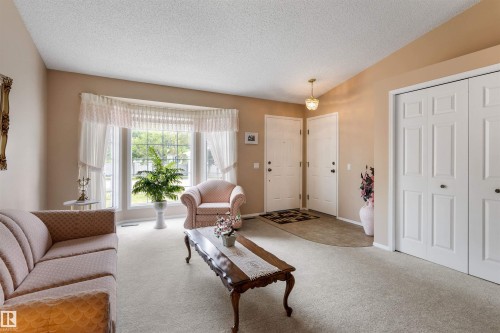 2 Dunvegan Crest, St. Albert, AB - Indoor Photo Showing Living Room