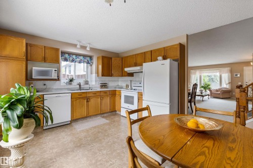 2 Dunvegan Crest, St. Albert, AB - Indoor Photo Showing Kitchen