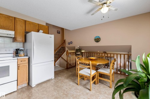 2 Dunvegan Crest, St. Albert, AB - Indoor Photo Showing Kitchen