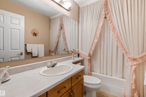 2 Dunvegan Crest, St. Albert, AB - Indoor Photo Showing Bathroom