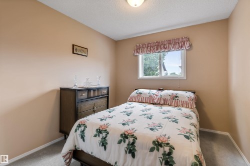 2 Dunvegan Crest, St. Albert, AB - Indoor Photo Showing Bedroom