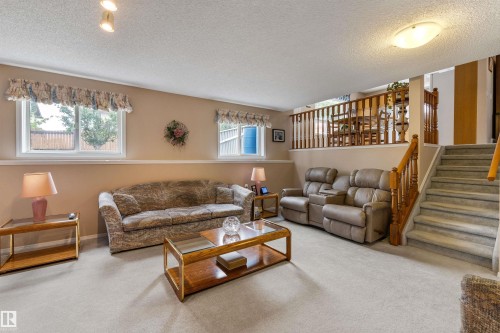 2 Dunvegan Crest, St. Albert, AB - Indoor Photo Showing Living Room