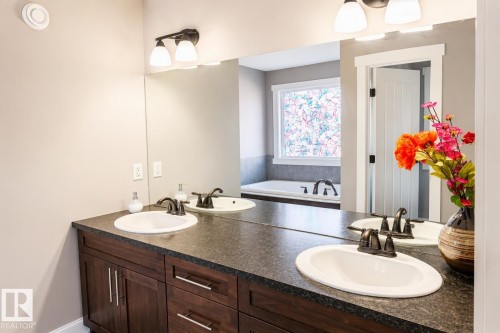 711 57 St Sw, Edmonton, AB - Indoor Photo Showing Bathroom