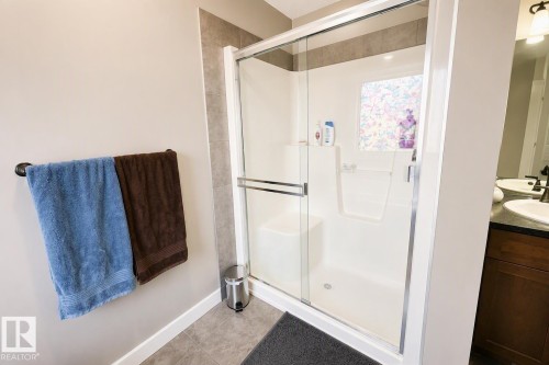 711 57 St Sw, Edmonton, AB - Indoor Photo Showing Bathroom