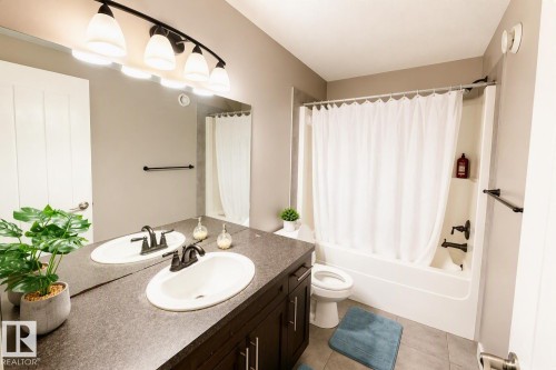 711 57 St Sw, Edmonton, AB - Indoor Photo Showing Bathroom