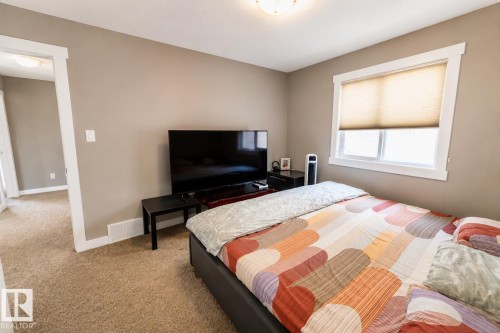 711 57 St Sw, Edmonton, AB - Indoor Photo Showing Bedroom